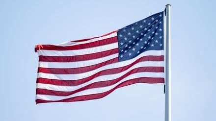 Die Flagge der USA weht, hier an der US-Botschaft in Berlin.