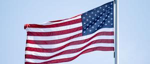 Die Flagge der USA weht, hier an der US-Botschaft in Berlin.