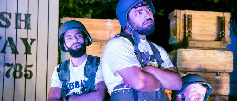 Helm auf zum Ausruhen vor dem Sturm. Szene aus „Mann ist Mann“.