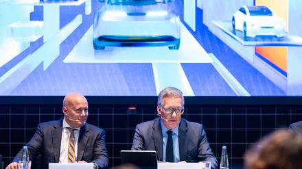 VDA-Geschäftsführer Jürgen Mindel (rechts) und der Rechtsanwalt Christian Vorländer (links) als Vertreter der Messe MÜnchen präsentieren das Konzept der bevorstehenden Automesse IAA. Die bedrängten deutschen Hersteller wollen ein „Signal der Zuversicht“ senden. 