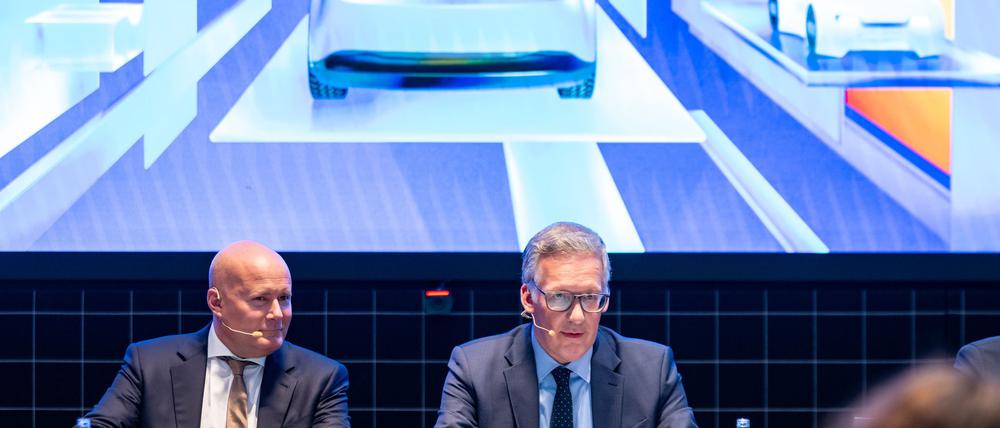 VDA-Geschäftsführer Jürgen Mindel (rechts) und der Rechtsanwalt Christian Vorländer (links) als Vertreter der Messe MÜnchen präsentieren das Konzept der bevorstehenden Automesse IAA. Die bedrängten deutschen Hersteller wollen ein „Signal der Zuversicht“ senden.