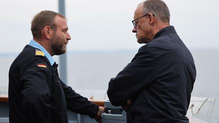 Der Bundeskanzler im Gespräch mit Fregattenkapitän Kübsch.