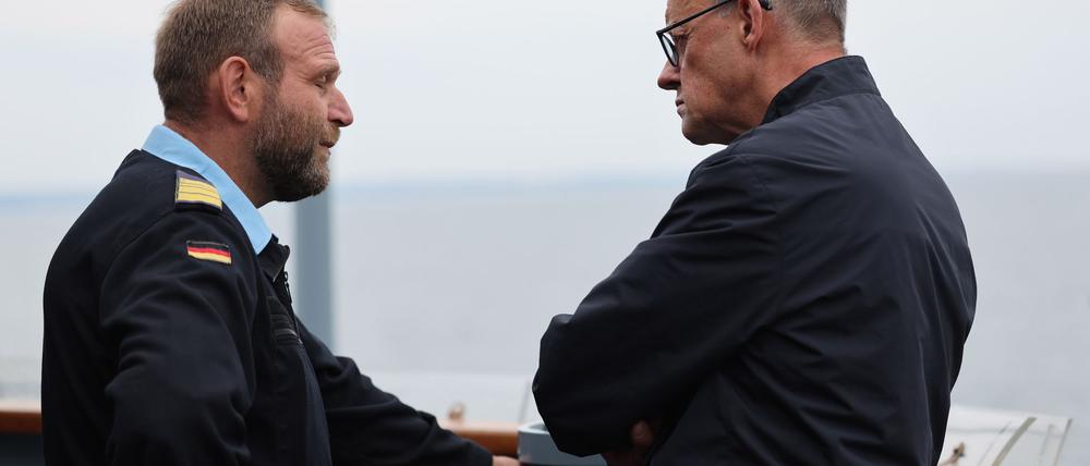 Der Bundeskanzler im Gespräch mit Fregattenkapitän Kübsch.