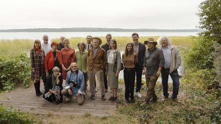 Drehstabfoto von Volker Schlöndorff und Team von „Heimsuchung“. Der Regisseur kniet neben Autorin Jenny Erpenbeck.