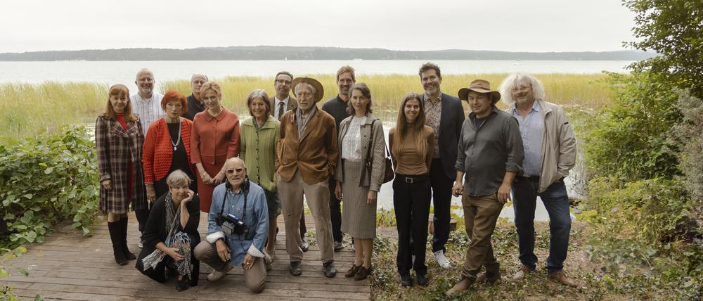 Drehstabfoto von Volker Schlöndorff und Team von „Heimsuchung“. Der Regisseur kniet neben Autorin Jenny Erpenbeck.