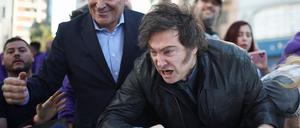 Präsident Milei reagiert wütend auf Gegner bei einem Auftritt im Vorort Lomas de Zamora in Buenos Aires, die ihn mit Steinen und Gegenständen bewerfen.