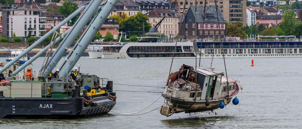Aufwendige Aktion: Ein Schwimmkran hat ein bei Rüdesheim gestrandetes Sportboot geborgen.