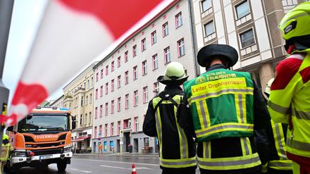Polizei und Feuerwehr räumen das Haus in Berlin-Mitte wegen Einsturzgefahr. (Foto aktuell).