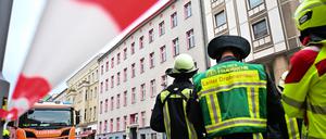 Polizei und Feuerwehr räumen das Haus in Berlin-Mitte wegen Einsturzgefahr. (Foto aktuell).