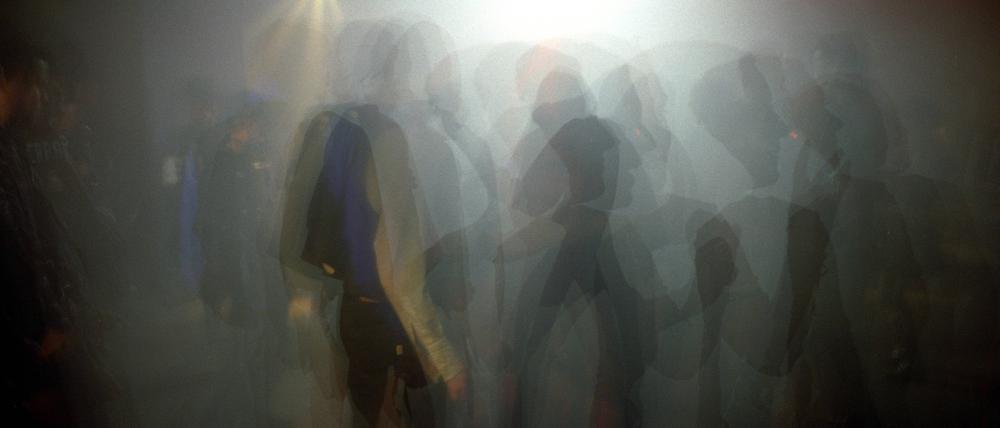 Tanzende Menschen in einem Club (Symbolfoto).