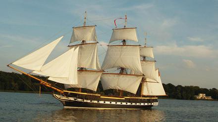 Der Segelschiff-Nachbau „Royal Louise“ unter vollen Segeln  auf dem Jungfernsee. Das Schiff ist eine originalgetreue Rekonstruktion einer britischen Miniaturfregatte aus dem Jahr 1832 und wird vom Verein „Royal-Louise Yacht- und Schifffahrtsverein zu Potsdam e. V.“ betrieben.