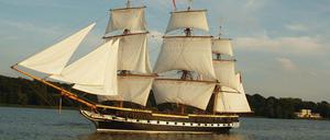 Der Segelschiff-Nachbau „Royal Louise“ unter vollen Segeln  auf dem Jungfernsee. Das Schiff ist eine originalgetreue Rekonstruktion einer britischen Miniaturfregatte aus dem Jahr 1832 und wird vom Verein „Royal-Louise Yacht- und Schifffahrtsverein zu Potsdam e. V.“ betrieben.