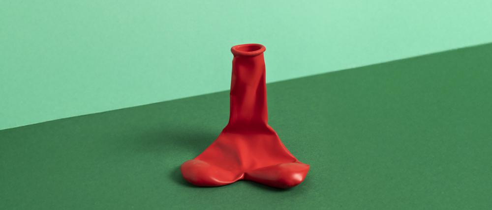 Ein schlaffer Luftballon. Symbolbild für Erektionsprobleme.