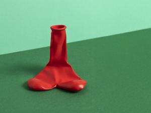 Ein schlaffer Luftballon. Symbolbild für Erektionsprobleme.