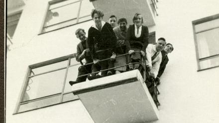 Studierende auf einem Balkon des Dessauer Bauhauses im Jahr 1931  oder 1932.