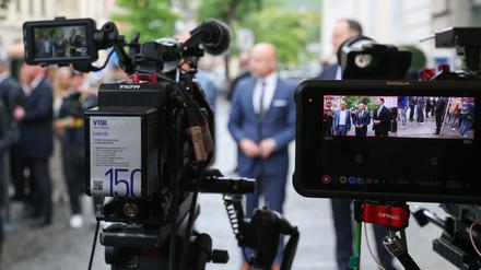 Im Blickpunkt der Öffentlichkeit: Die Fraktionsvorsitzenden Matthias Miersch (SPD) und Jens Spahn (Union) sowie CSU-Landesgruppenchef Alexander Hoffmann geben im Rahmen der Klausurtagung in Würzburg ein Pressestatement.