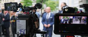 Im Blickpunkt der Öffentlichkeit: Die Fraktionsvorsitzenden Matthias Miersch (SPD) und Jens Spahn (Union) sowie CSU-Landesgruppenchef Alexander Hoffmann geben im Rahmen der Klausurtagung in Würzburg ein Pressestatement.