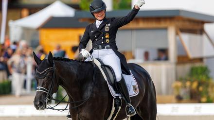 Isabell Werth freut sich auf ihrem Pferd Wendy über ihre gelungene Kür.