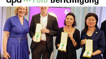 Mit der Goethe-Medaille wurden der Autor David Van Reybrouck aus Belgien, die Sprachwissenschaftlerin Li Yuan aus China und der in der Türkei inhaftierte Kulturförderer Osman Kavala ausgezeichnet. Für Kavala nahm dessen Ehefrau Ayse Bugra die Ehrung entgegen.