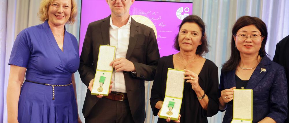 Mit der Goethe-Medaille wurden der Autor David Van Reybrouck aus Belgien, die Sprachwissenschaftlerin Li Yuan aus China und der in der Türkei inhaftierte Kulturförderer Osman Kavala ausgezeichnet. Für Kavala nahm dessen Ehefrau Ayse Bugra die Ehrung entgegen.