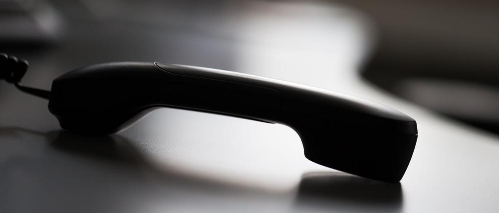 Ein abgelegter Telefonhörer. Oft stecken Gruppen oder Netzwerke hinter Telefonbetrug.