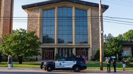 Während eines Schulgottesdienstes in Minneapolis im Norden der Vereinigten Staaten hatte ein Schütze durch die Fenster einer Kirche auf Kinder auf Kirchenbänken geschossen.