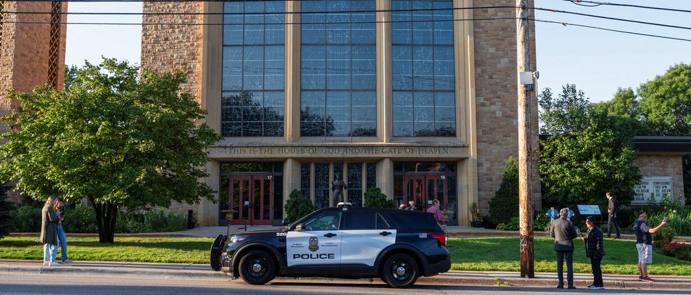 Während eines Schulgottesdienstes in Minneapolis im Norden der Vereinigten Staaten hatte ein Schütze durch die Fenster einer Kirche auf Kinder auf Kirchenbänken geschossen. 