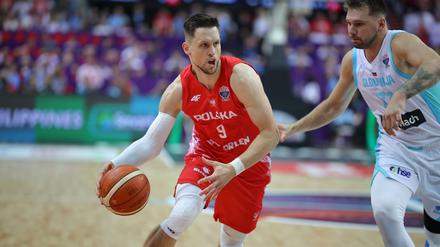 Die Polen brachten Luka Doncic (r) in Bedrängnis.