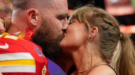 Und Kuss: Inzwischen sind Taylor Swift und Travis Kelce verlobt. (Archivbild)