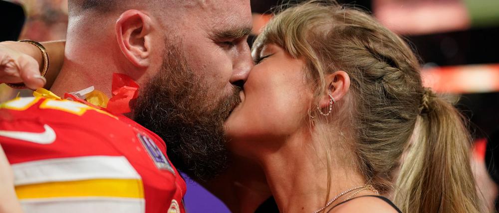 Und Kuss: Inzwischen sind Taylor Swift und Travis Kelce verlobt. (Archivbild)