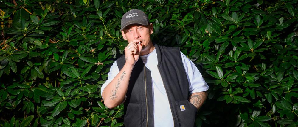 Mit Zigarette im Mund und neuem Album im Gepäck: Disarstar bleibt kompromisslos.