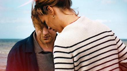 Leon (Thomas Schubert, l) und Nadja (Paula Beer) treffen an der Ostsee aufeinander.