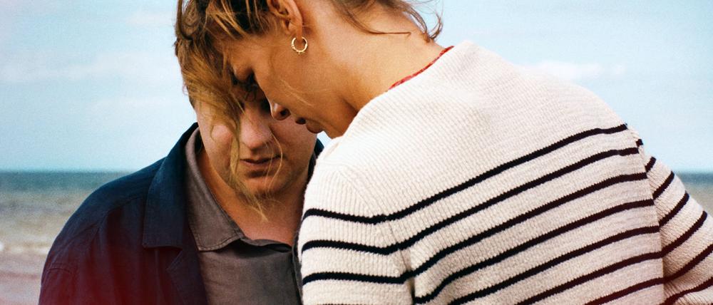 Leon (Thomas Schubert, l) und Nadja (Paula Beer) treffen an der Ostsee aufeinander.