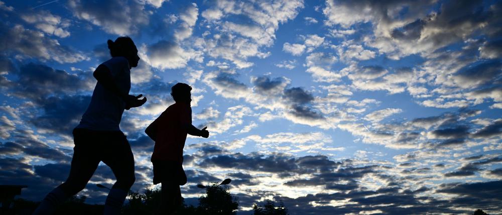 Nach einem nassen Freitag beruhigt sich das Wetter am Wochenende in Berlin und Brandenburg. (Symbolbild)