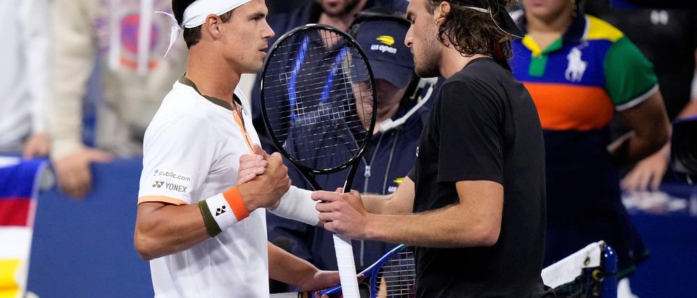 Nach dem Match gab es noch einen kleinen Disput zwischen Daniel Altmaier (l) und Stefanos Tsitsipas.