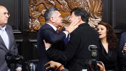 Senator Alejandro Moreno (links) prügelt sich mit Senator Gerardo Fernandez Norona im Parlament in Mexiko City.