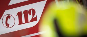 Die Feuerwehr löschte in der Nacht einen Brand an einer Schule in Reinickendorf. (Symbolbild)