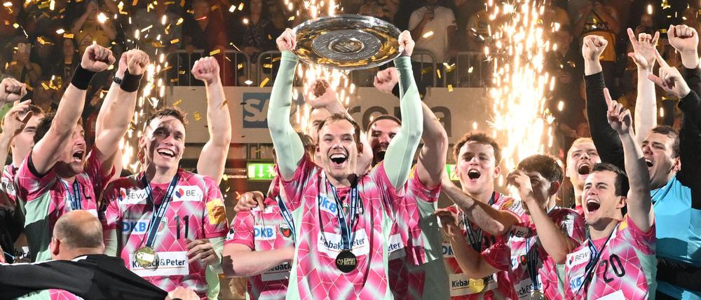 Im Juni hielten die Füchse Berlin erstmals die Meisterschale in den Händen. (Archivbild)
