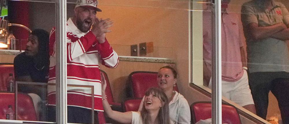Er jubelt, sie wirft ihm einen verliebten Blick zu: Travis Kelce und Taylor Swift bei einem College-Football-Spiel.