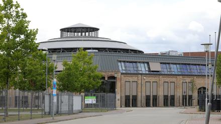 Der ehemalige Lokschuppen des Lokomotivbau-Unternehmens Orenstein & Koppel in Potsdam wird nach Umbau als Hauptzollamt genutzt.