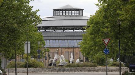 Ehemaliger Lokschuppen des Lokomotivbau-Unternehmens Orenstein & Koppel in Potsdam wird nach Umbau als Hauptzollamt genutzt.
