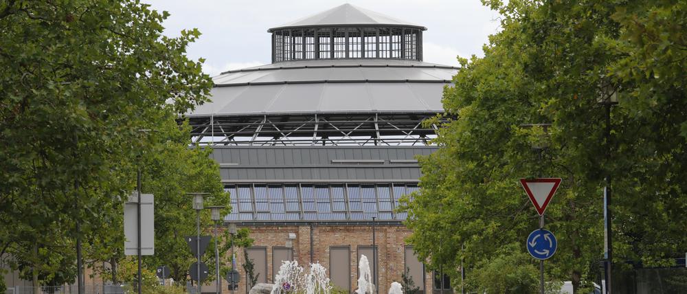 Ehemaliger Lokschuppen des Lokomotivbau-Unternehmens Orenstein & Koppel in Potsdam wird nach Umbau als Hauptzollamt genutzt.