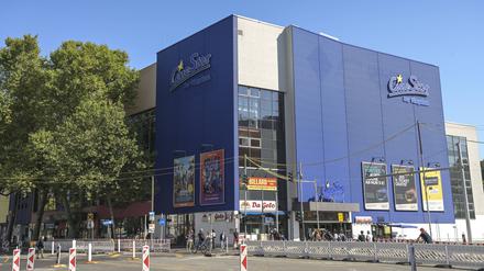 Das Kino am Treptower Park ist vom Verkehr umtost. Die Auslastung ist zu gering.