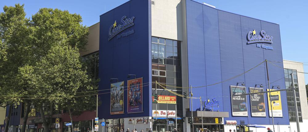 Das Kino am Treptower Park ist vom Verkehr umtost. Die Auslastung ist zu gering.