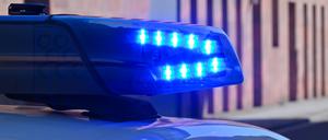 Ein Polizeifahrzeug fährt mit Blaulicht durch die Innenstadt.