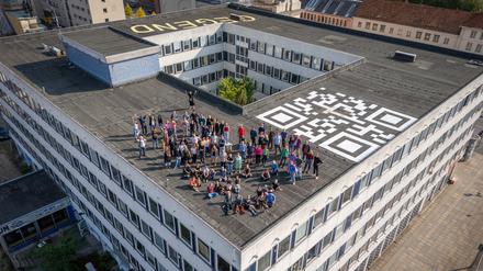 Zum 10. Geburtstag stiegen die Kreativen aus dem Rechenzentrum dem Haus aufs Dach.