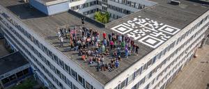 Zum 10. Geburtstag stiegen die Kreativen aus dem Rechenzentrum dem Haus aufs Dach.