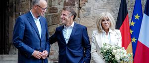 Im Ton herzlich, inhaltlich ergebnisarm: Bundeskanzler Friedrich Merz  bei Frankreichs Präsident Emmanuel Macron und dessen Frau Brigitte.  