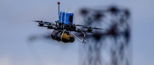 Drohnenpiloten der Spezialeinheit Omega des ukrainischen Militärs trainieren am Donnerstag 01. August 2024 in der Region Donezk Kampfdrohnen-Flüge mit einer Relais-Drpohne.