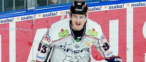 Leo Pföderl schießt den Auftakttreffer für die Eisbären Berlin in der Champions Hockey League.